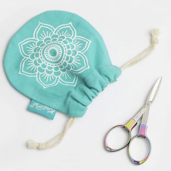 tijeras con funda azul